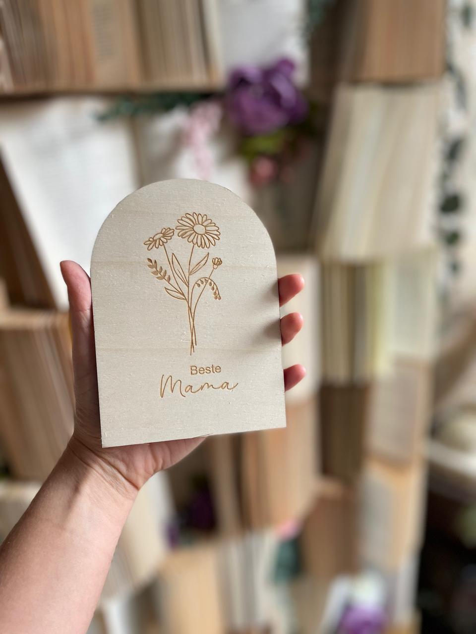 Holzplakette zur Wertschätzung mit gravierten Blumen