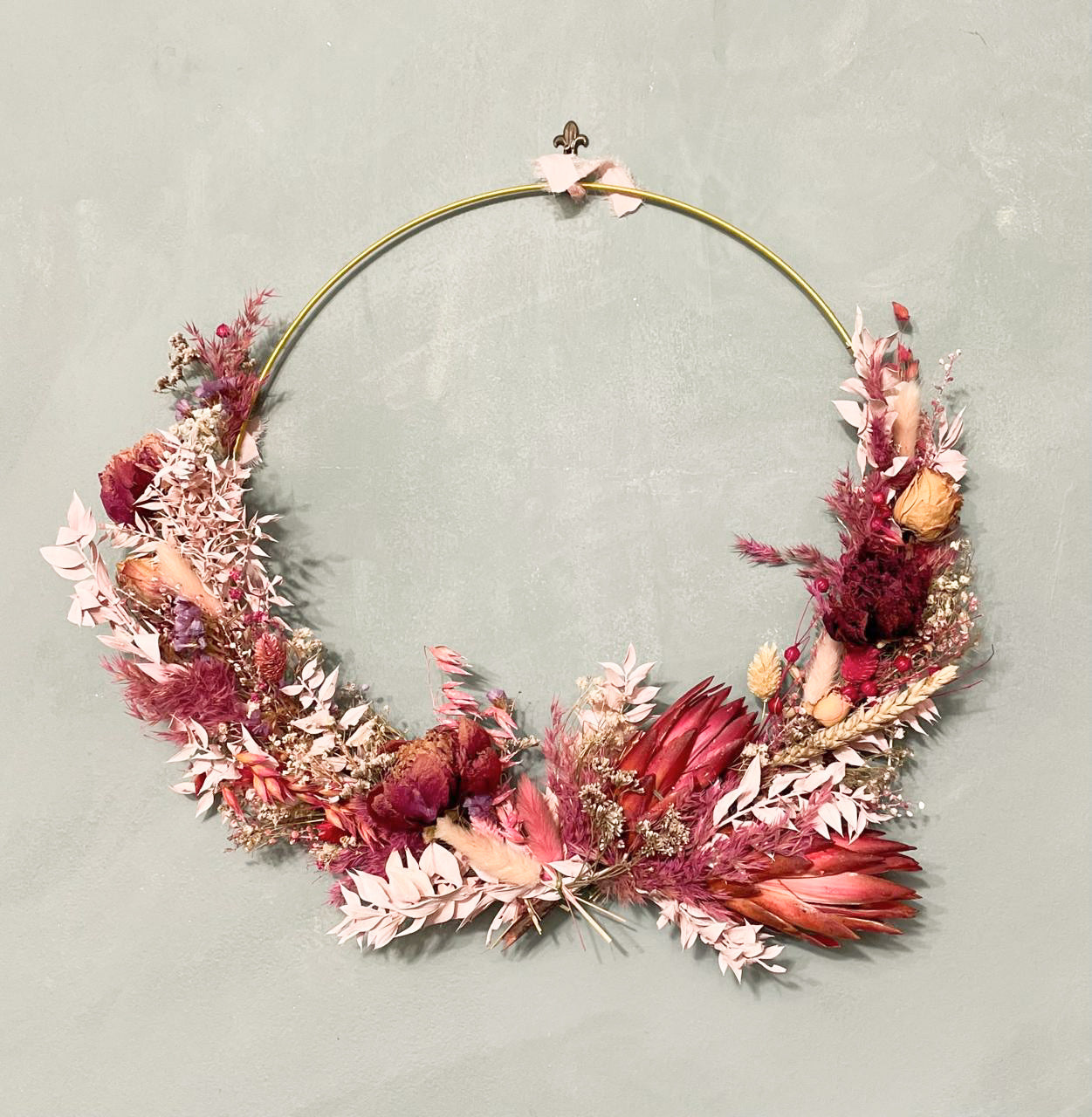Kranz aus Trockenblumen mit Proteen