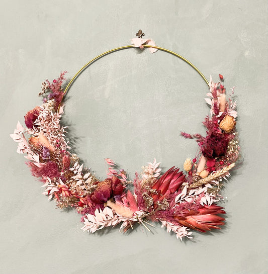 Kranz aus Trockenblumen mit Proteen