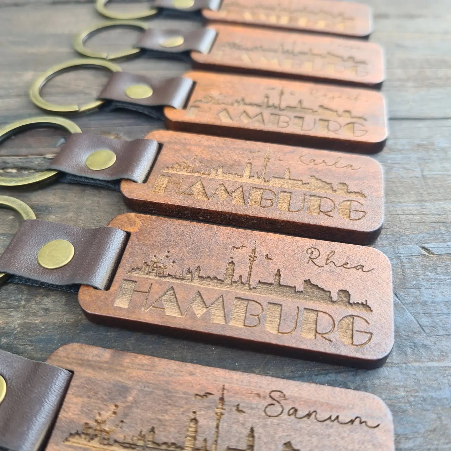 Personalisierter Hamburg Skyline Holz Schlüsselanhänger