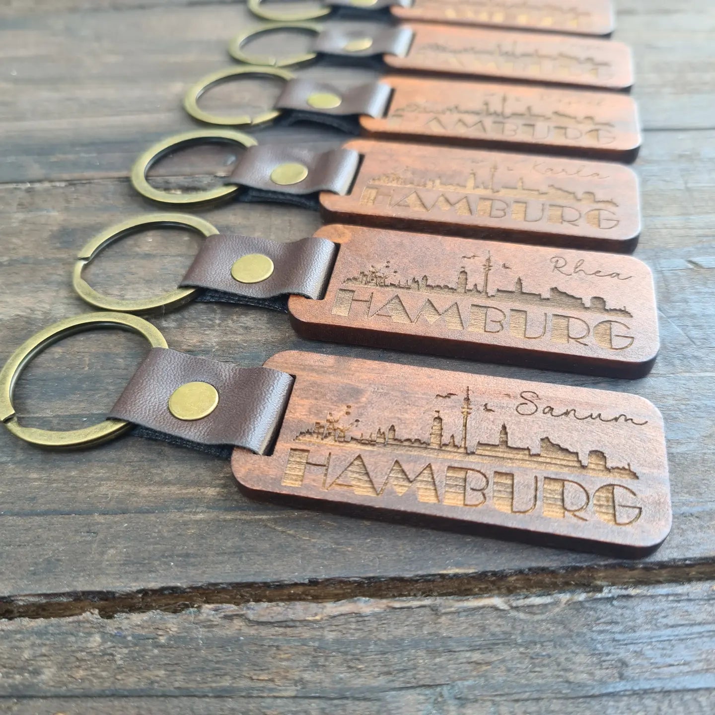 Personalisierter Hamburg Skyline Holz Schlüsselanhänger