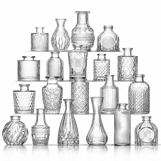 Verschiedene transparente Mini-Glasvasen im Vintage-Stil mit geriffelten, geometrischen und geprägten Mustern. Kleine Blumenvasen zum Mieten für Hochzeiten und Events in Hamburg. Dekorative Glasvasen für einzelne Blumen, kleine Blumenarrangements, Hochzeitsfloristik und stilvolle Tischdekoration. Hamburg Bergstedt, Volksdorf, Sasel, Poppenbüttel, Lemsahl-Mellingstedt, Duvenstedt, Wohldorf-Ohlstedt, Wellingsbüttel, Hummelsbüttel, Ammersbek Ahrensburg.