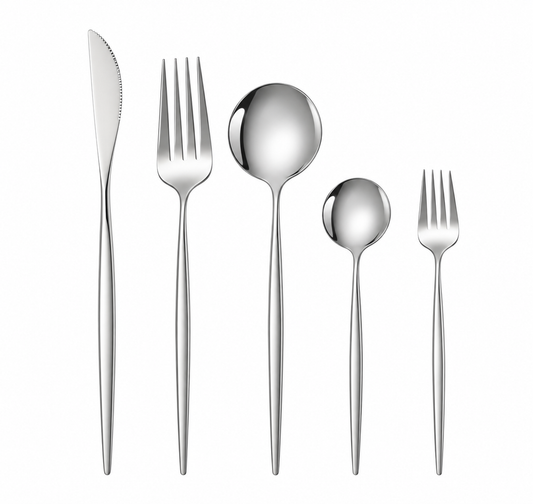 Modernes Silberbesteck zum Mieten für Hochzeiten und Events in Hamburg. Fünfteiliges Designbesteck aus glänzendem Edelstahl mit schlanken, spitz zulaufenden Griffen. Set aus Messer, Gabel, Esslöffel, Teelöffel und Dessertgabel. Elegantes Mietbesteck für moderne Hochzeitsdekoration, stilvolle Tischgedecke und exklusive Veranstaltungen.