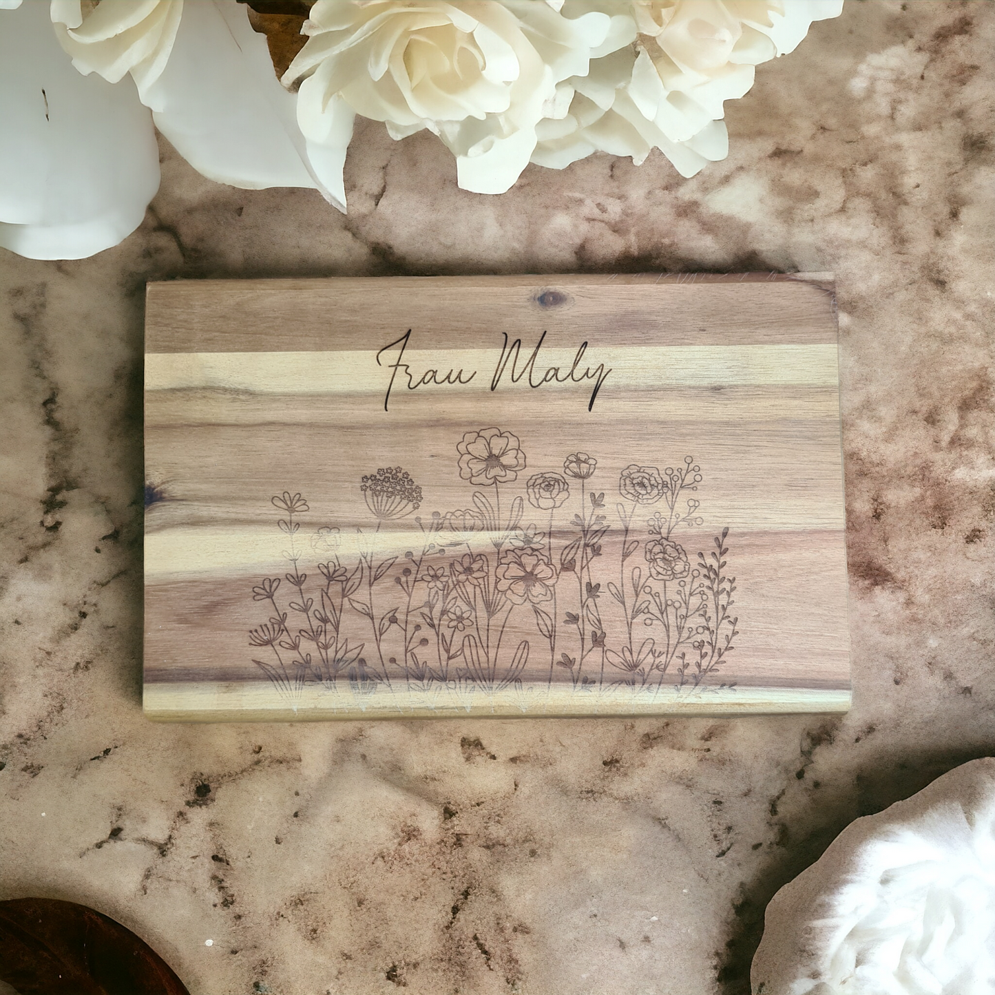 Personalisiertes Graviertes Frühstücksbrett - Akazienholz mit Wildblumen