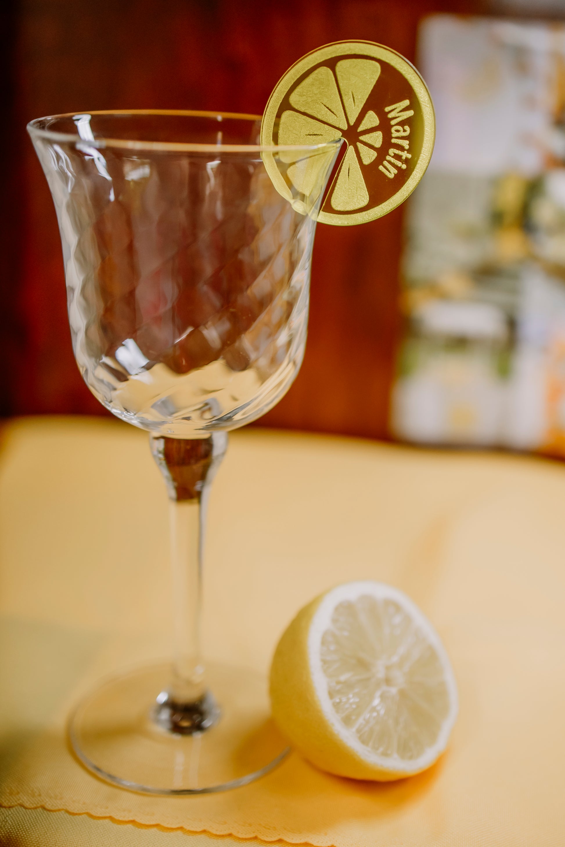 Elegante personalisierte Platzkarte für Gläser: Acryl- oder Holz-Topper in Zitronenform. Ideal für moderne Hochzeitstische, Eventstyling und kreative Namensschilder. Farben frei wählbar.