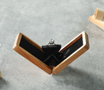Afbeelding in Gallery-weergave laden, Vintage Holz Drehbarer Verlobungsringkasten - Handgefertigt, Personalisiert, Schlankes Design mit Magnetverschluss - Ideal für Heiratsanträge, Einzigartige Gravur-Option
