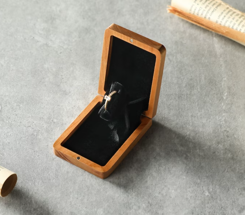 Vintage Holz Drehbarer Verlobungsringkasten - Handgefertigt, Personalisiert, Schlankes Design mit Magnetverschluss - Ideal für Heiratsanträge, Einzigartige Gravur-Option