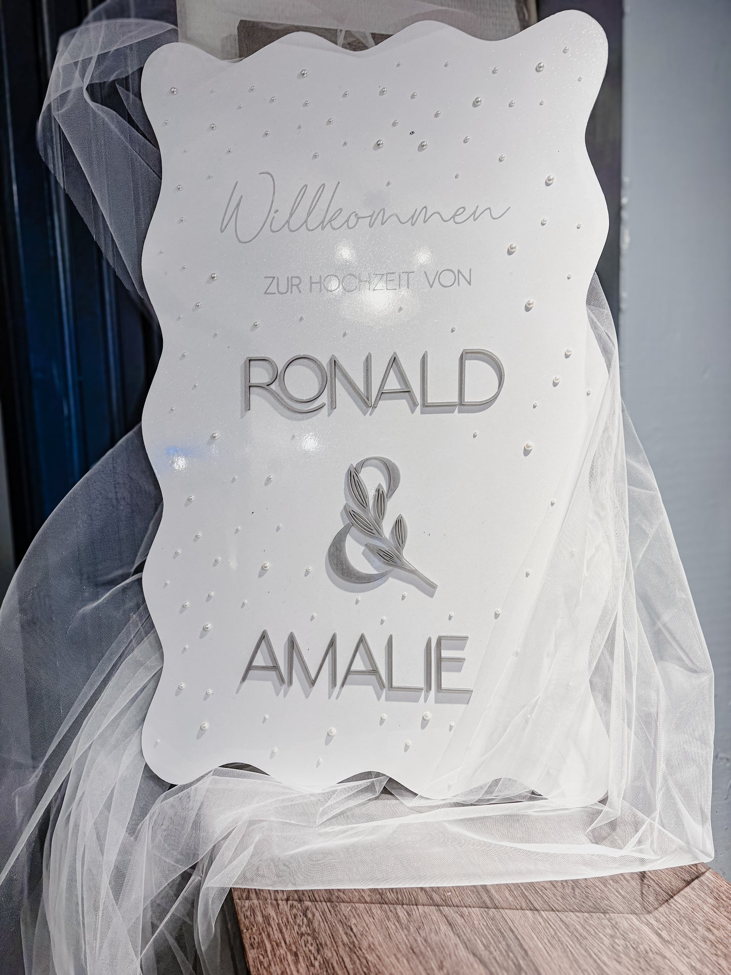 Willkommensschild Hochzeit – Modernes Wellen-Design mit 3D-Acrylbuchstaben & Perlendetails | Personalisiert