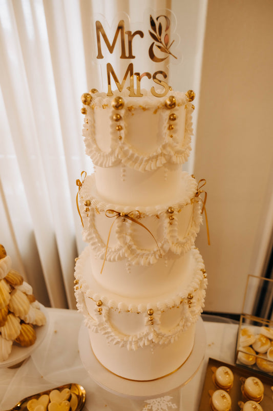 Detailansicht goldener Spiegel-Acryl Mr & Mrs Tortenaufsatz mit Rosen-Ornament