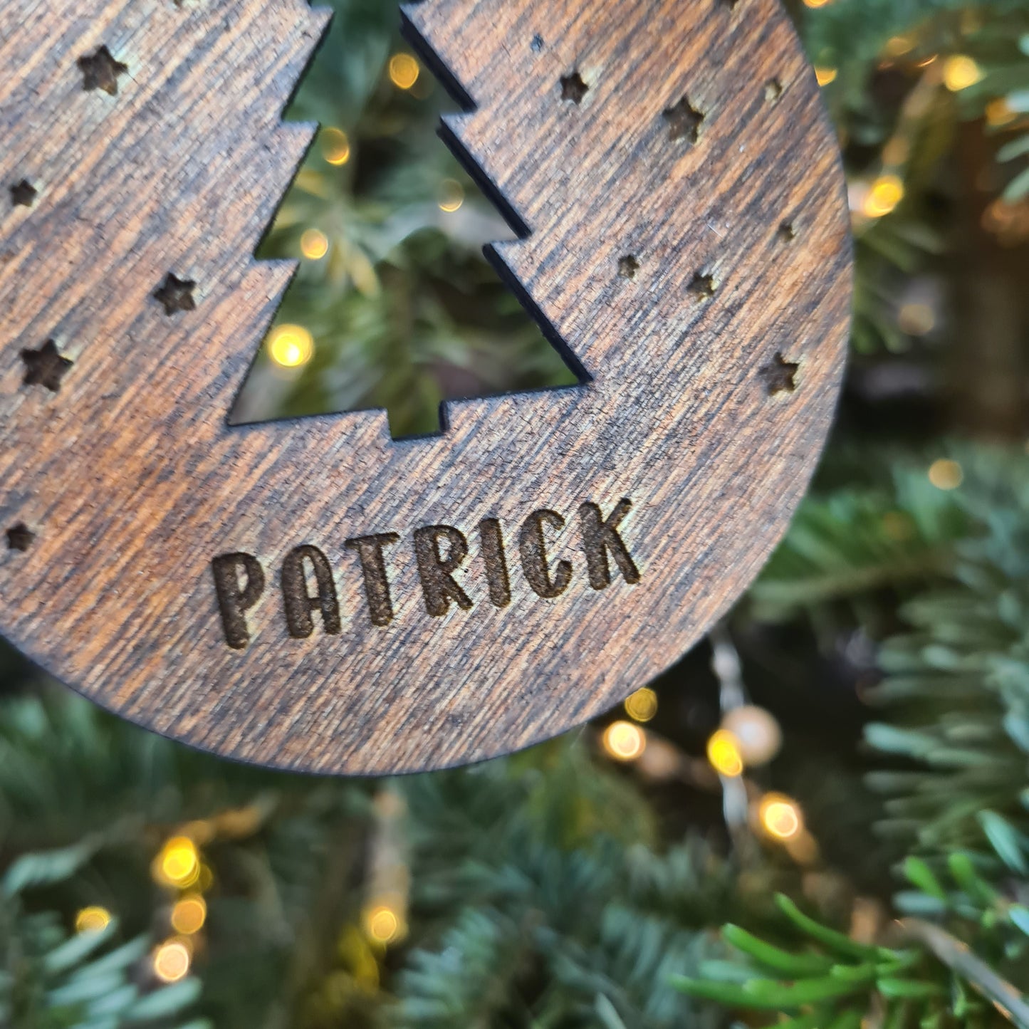 Personalisiertes Weihnachtsornament aus dunklem Holz, lasergeschnitten, mit Baum, Sternen und Jahr, Baby's 1st Christmas, Hochzeit, neues Zuhause, Erinnerungsstück