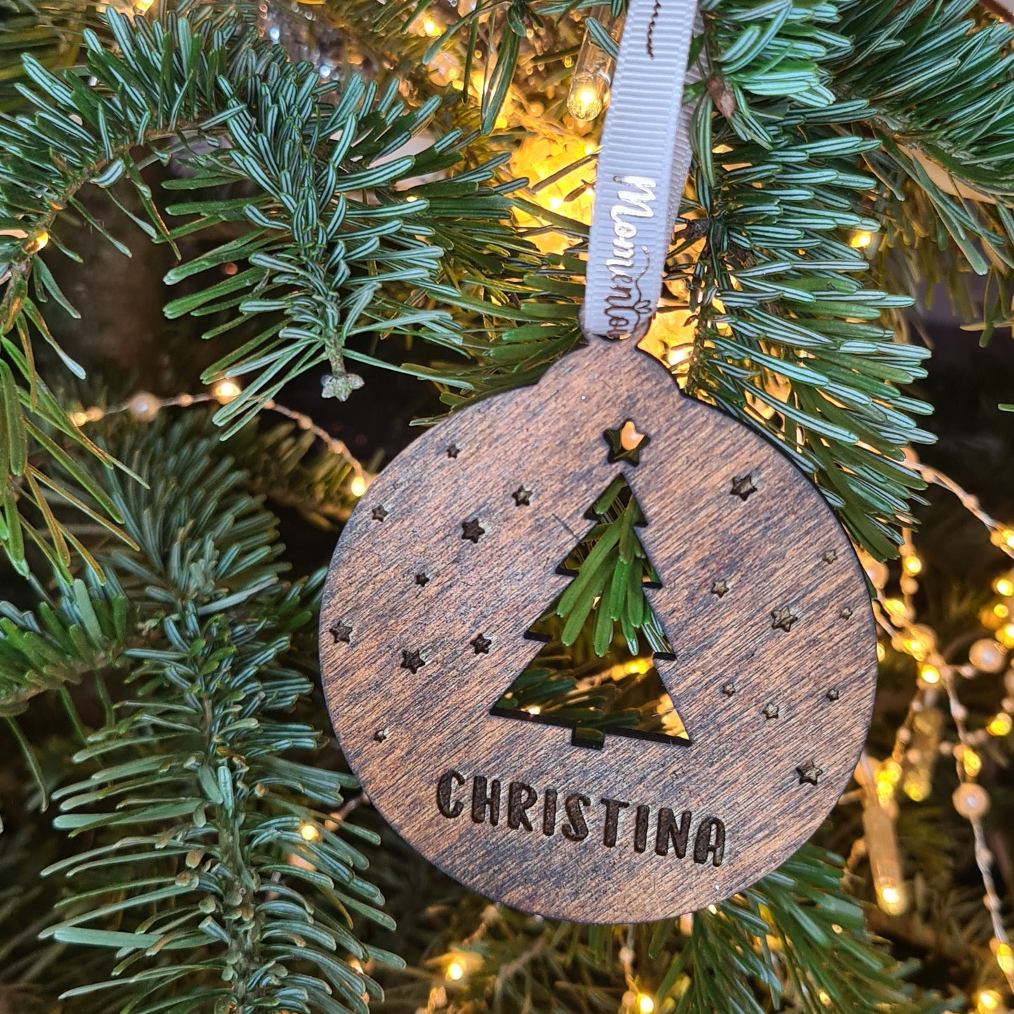 Personalisiertes Weihnachtsornament aus dunklem Holz, lasergeschnitten, mit Baum, Sternen und Jahr, Baby's 1st Christmas, Hochzeit, neues Zuhause, Erinnerungsstück