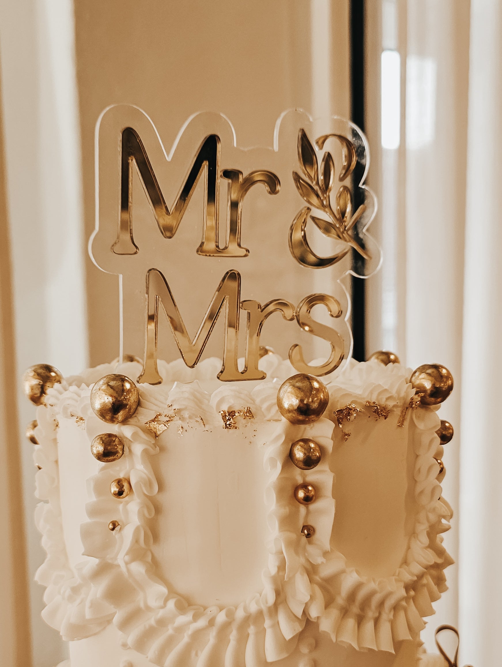 Mr & Mrs Cake Topper Gold mit Rose auf weißer Hochzeitstorte – Acryl Luxus