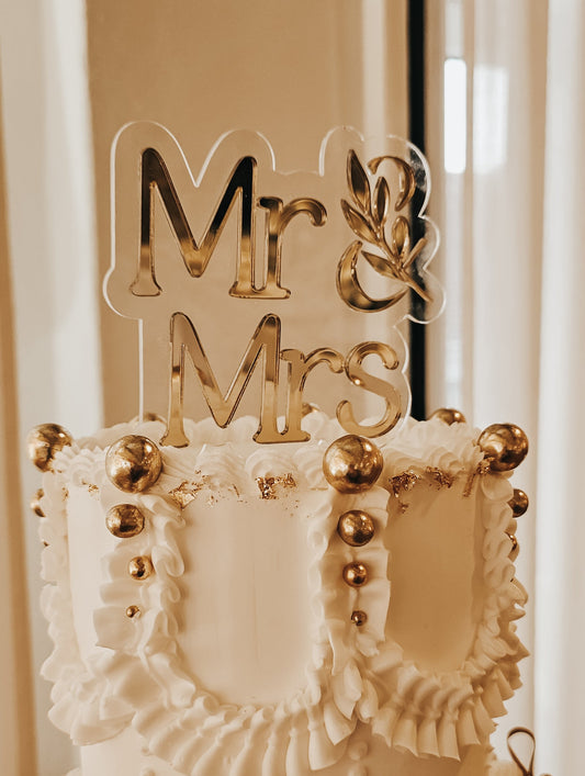 Mr & Mrs Cake Topper Gold mit Rose auf weißer Hochzeitstorte – Acryl Luxus