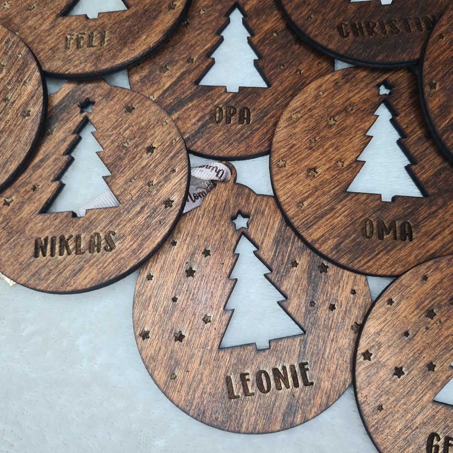 Personalisiertes Weihnachtsornament aus dunklem Holz, lasergeschnitten, mit Baum, Sternen und Jahr, Baby's 1st Christmas, Hochzeit, neues Zuhause, Erinnerungsstück