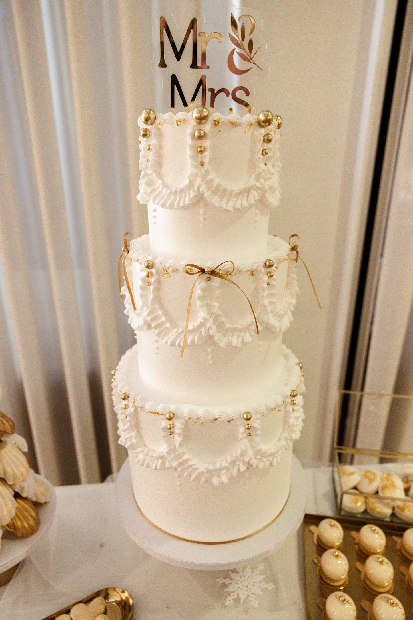 3D-Schatten-Effekt Mr & Mrs Cake Topper transparent + gold auf Hochzeitstorte