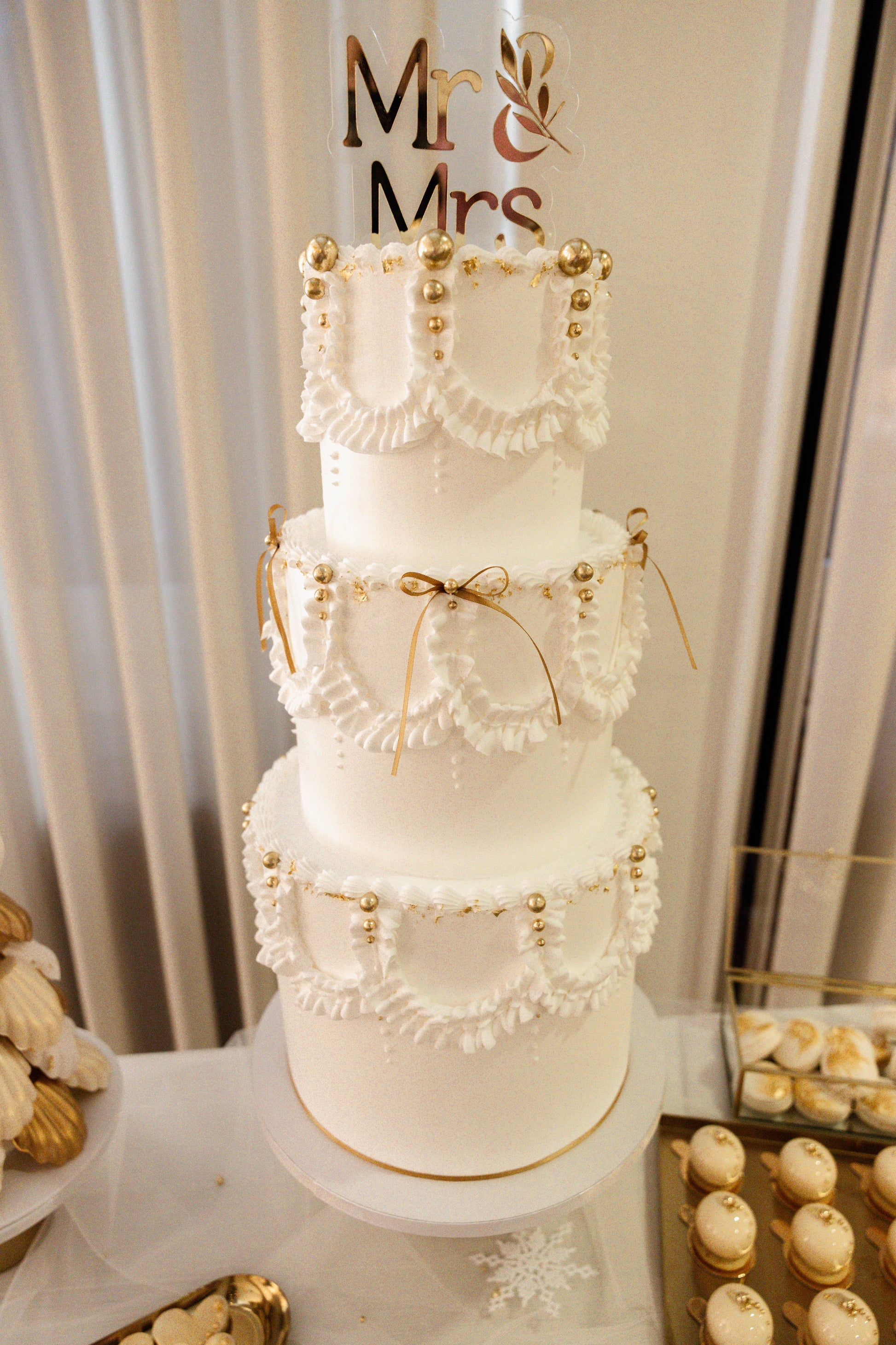 3D-Schatten-Effekt Mr & Mrs Cake Topper transparent + gold auf Hochzeitstorte