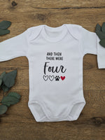 Afbeelding in Gallery-weergave laden, Pregnancy Announcement Onesie - &quot;And then there were Four (4)&quot;

