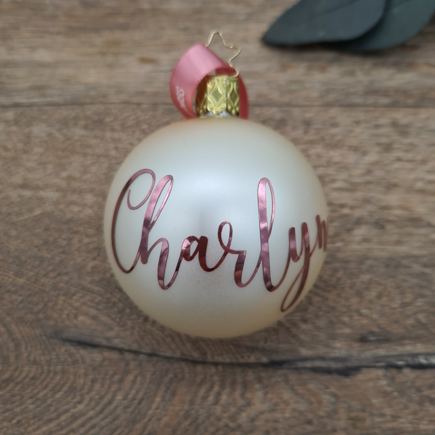 Echte handgeblasene Glaskugel in Champagner mit Wunschname in Rosegold, 6cm Weihnachtsschmuck.