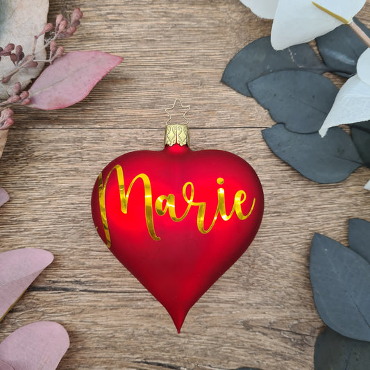 Mundgeblasene rote Herzkugel aus Glas mit metallisch goldenem Text