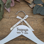 Carica l&#39;immagine nel visualizzatore di Gallery, Wood-Engraved &quot;Trauzeugin&quot; Hanger with Botanical Greenery Leaf Detail

