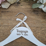 Carica l&#39;immagine nel visualizzatore di Gallery, Wood-Engraved &quot;Trauzeugin&quot; Hanger with Botanical Greenery Leaf Detail
