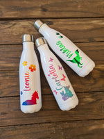 Bild in den Galerie-Viewer laden,Personalisierte Schmetterlings- und Hirsch-Vakuumflaschen in Weiß mit pastellfarbenen Regenbogenfarben, Kinder, 500ml, heiß und kalt
