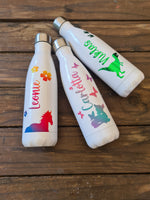 Load image into Gallery viewer, Personalisierte Schmetterlings- und Hirsch-Vakuumflaschen in Weiß mit pastellfarbenen Regenbogenfarben, Kinder, 500ml, heiß und kalt

