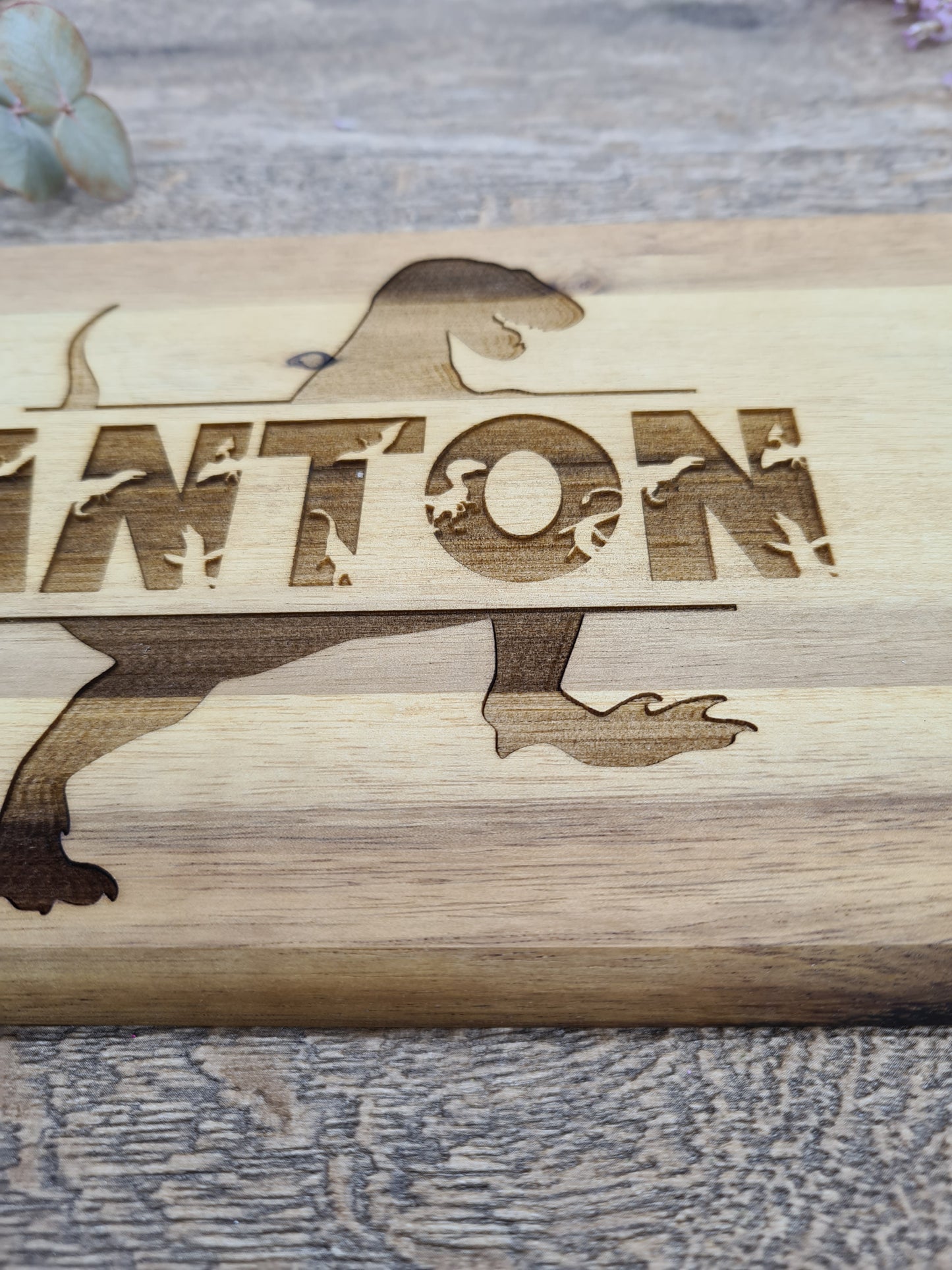 Dinosaurier Personalisiertes Frühstücksbrettchen aus Akazienholz