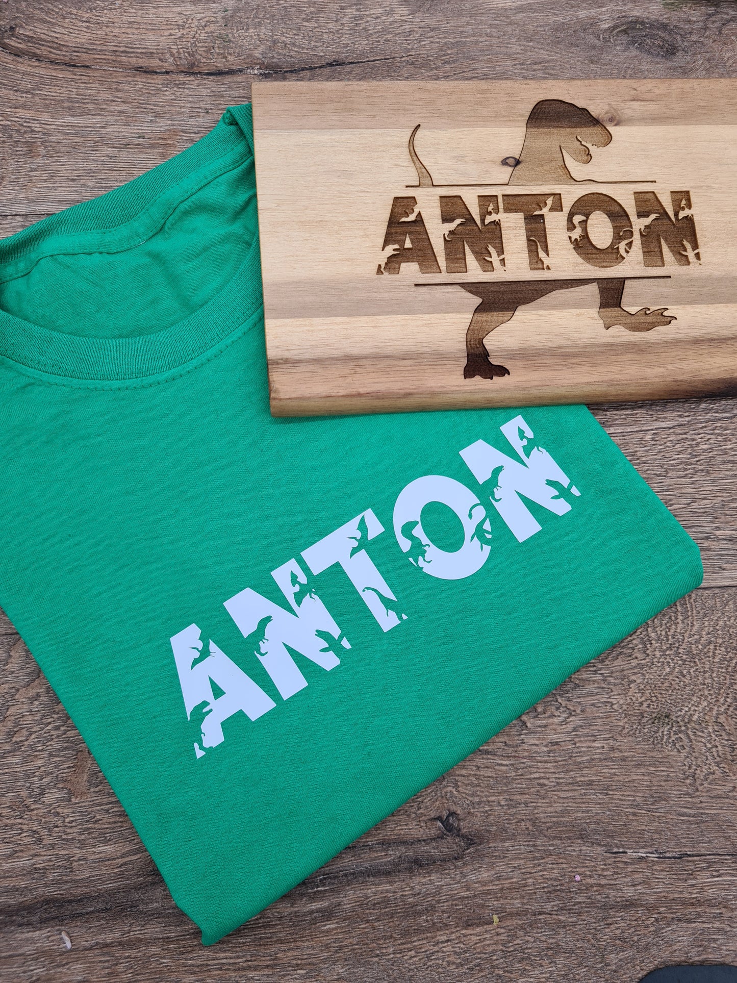 Dinosaurier Personalisiertes Frühstücksbrettchen aus Akazienholz