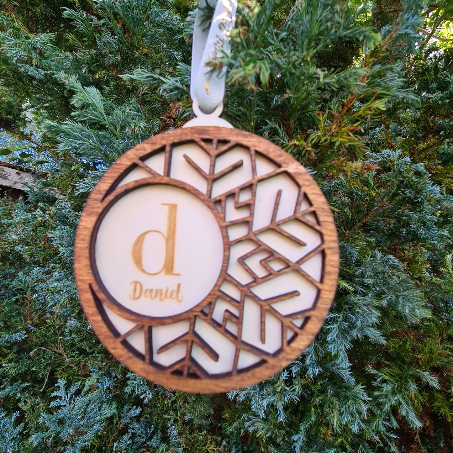 Doppelter Holzanhänger für Weihnachten, mit Schneeflocken-Design, personalisiert mit Wunschtext im minimalistischen nordischen Stil mit Buchstaben und Namen (Nordische Schneeflocke)