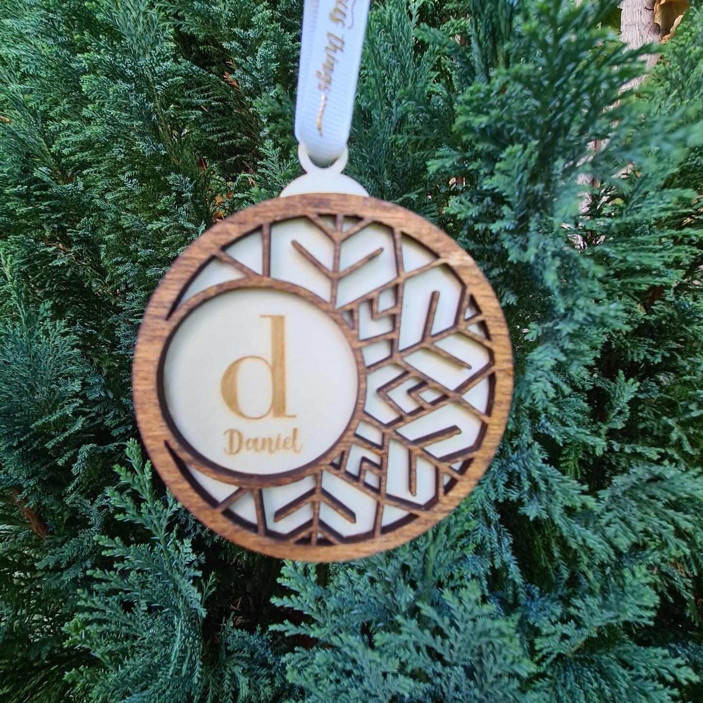 Doppelter Holzanhänger für Weihnachten, mit Schneeflocken-Design, personalisiert mit Wunschtext im minimalistischen nordischen Stil mit Buchstaben und Namen (Nordische Schneeflocke)