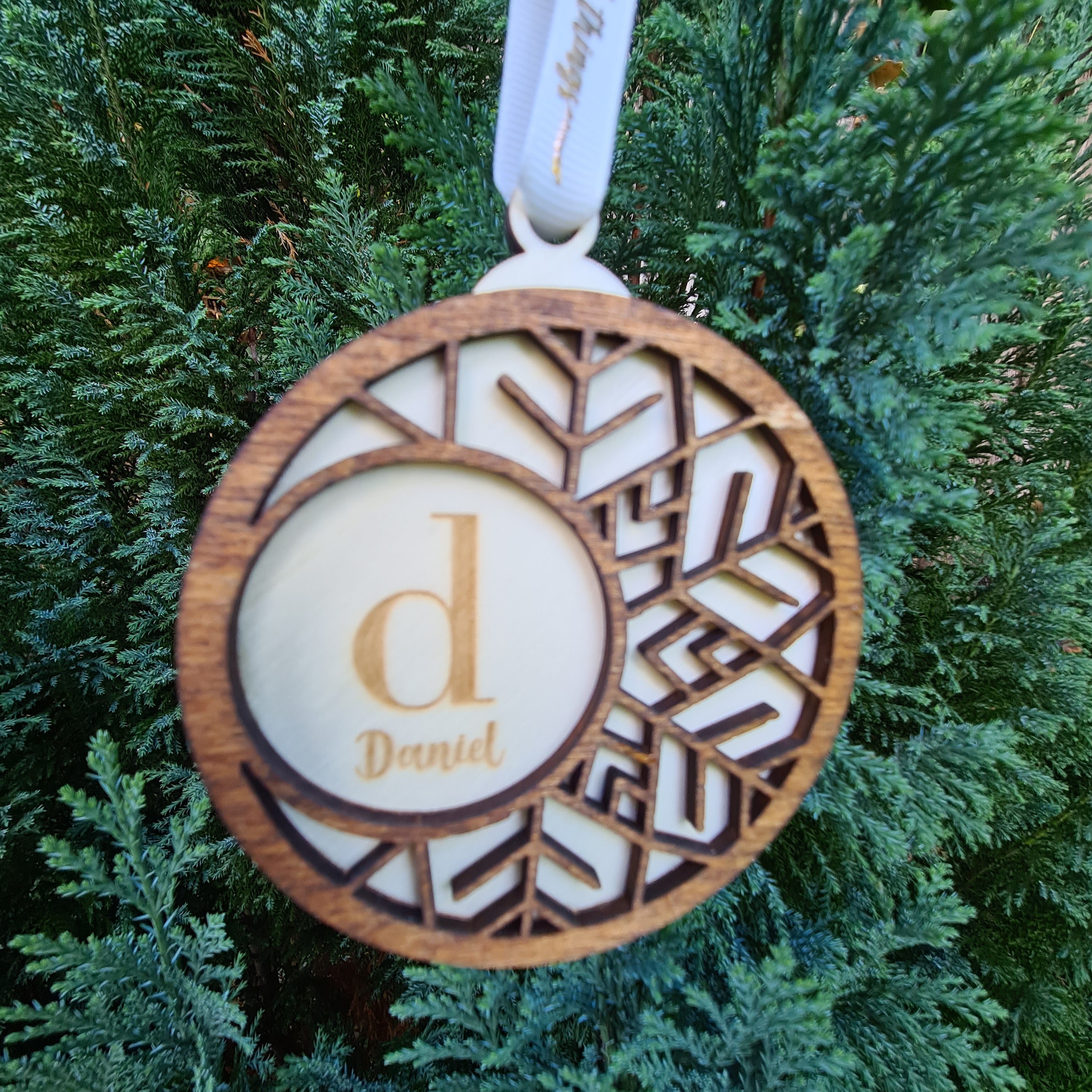 Doppelter Holzanhänger für Weihnachten, mit Schneeflocken-Design, personalisiert mit Wunschtext im minimalistischen nordischen Stil mit Buchstaben und Namen (Nordische Schneeflocke)