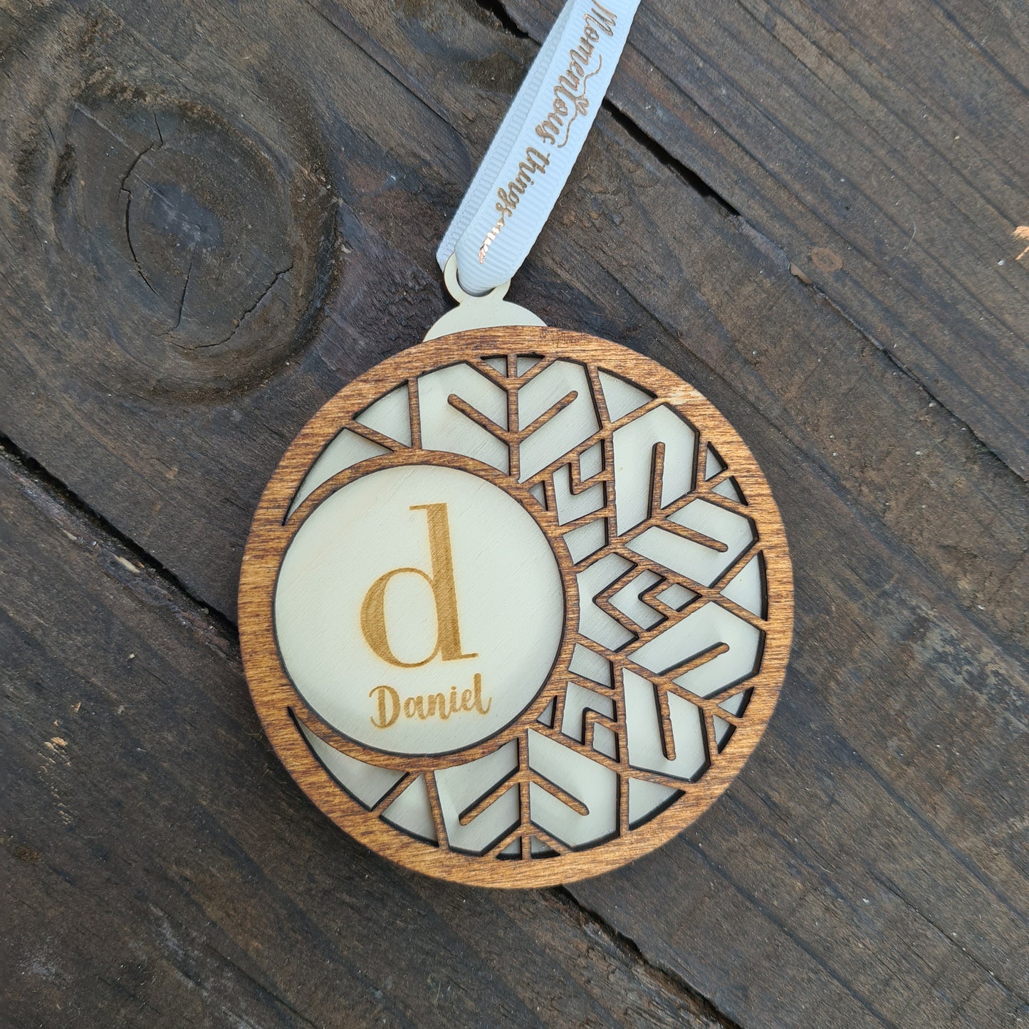 Doppelter Holzanhänger für Weihnachten, mit Schneeflocken-Design, personalisiert mit Wunschtext im minimalistischen nordischen Stil mit Buchstaben und Namen (Nordische Schneeflocke)