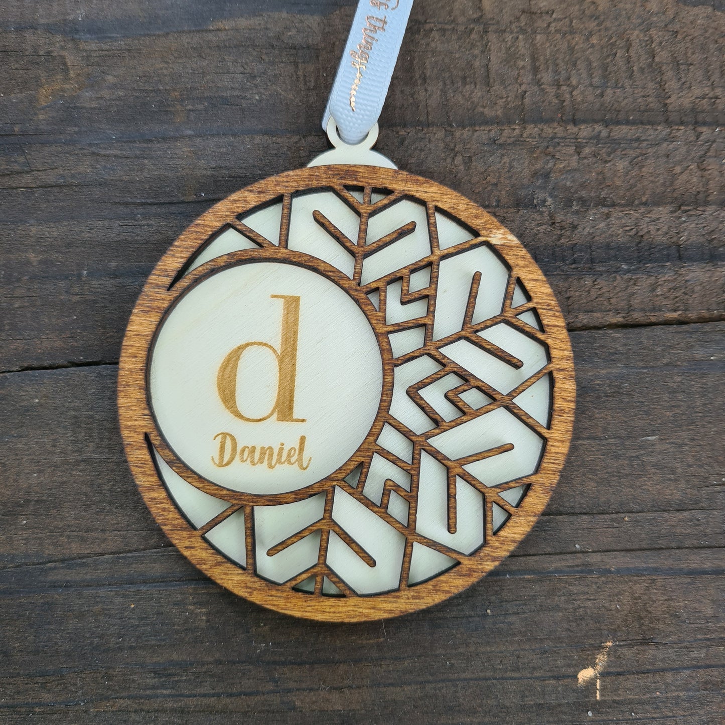 Doppelter Holzanhänger für Weihnachten, mit Schneeflocken-Design, personalisiert mit Wunschtext im minimalistischen nordischen Stil mit Buchstaben und Namen (Nordische Schneeflocke)