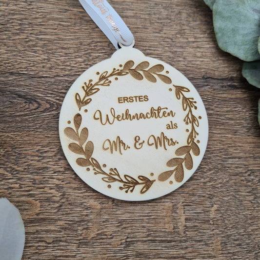 "Erstes Weihnachten als Mr. & Mrs. " Weihnachtsbaumschmuck aus Holz