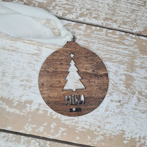 Personalisiertes Weihnachtsornament aus dunklem Holz, lasergeschnitten, mit Baum, Sternen und Jahr, Baby's 1st Christmas, Hochzeit, neues Zuhause, Erinnerungsstück