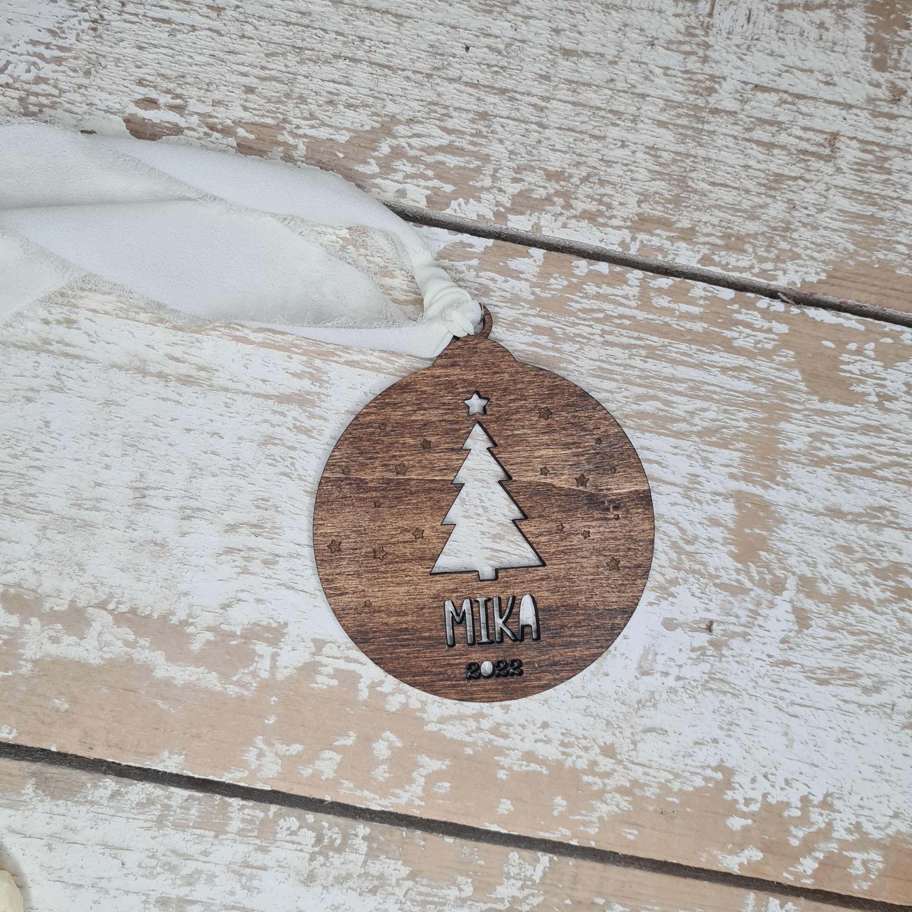Personalisiertes Weihnachtsornament aus dunklem Holz, lasergeschnitten, mit Baum, Sternen und Jahr, Baby's 1st Christmas, Hochzeit, neues Zuhause, Erinnerungsstück