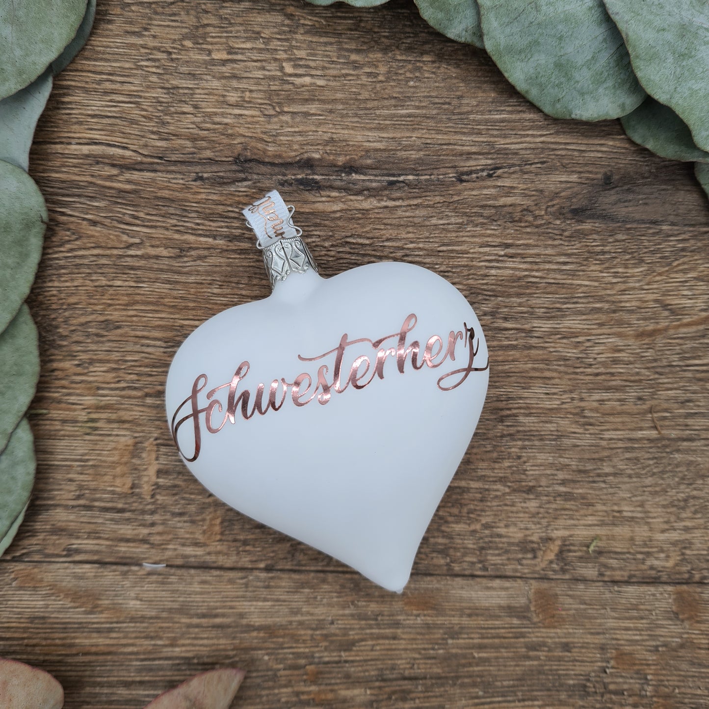 "Schwesterherz" auf einem herzförmigen Glasornament, weiß-matt mit Roségold Text.