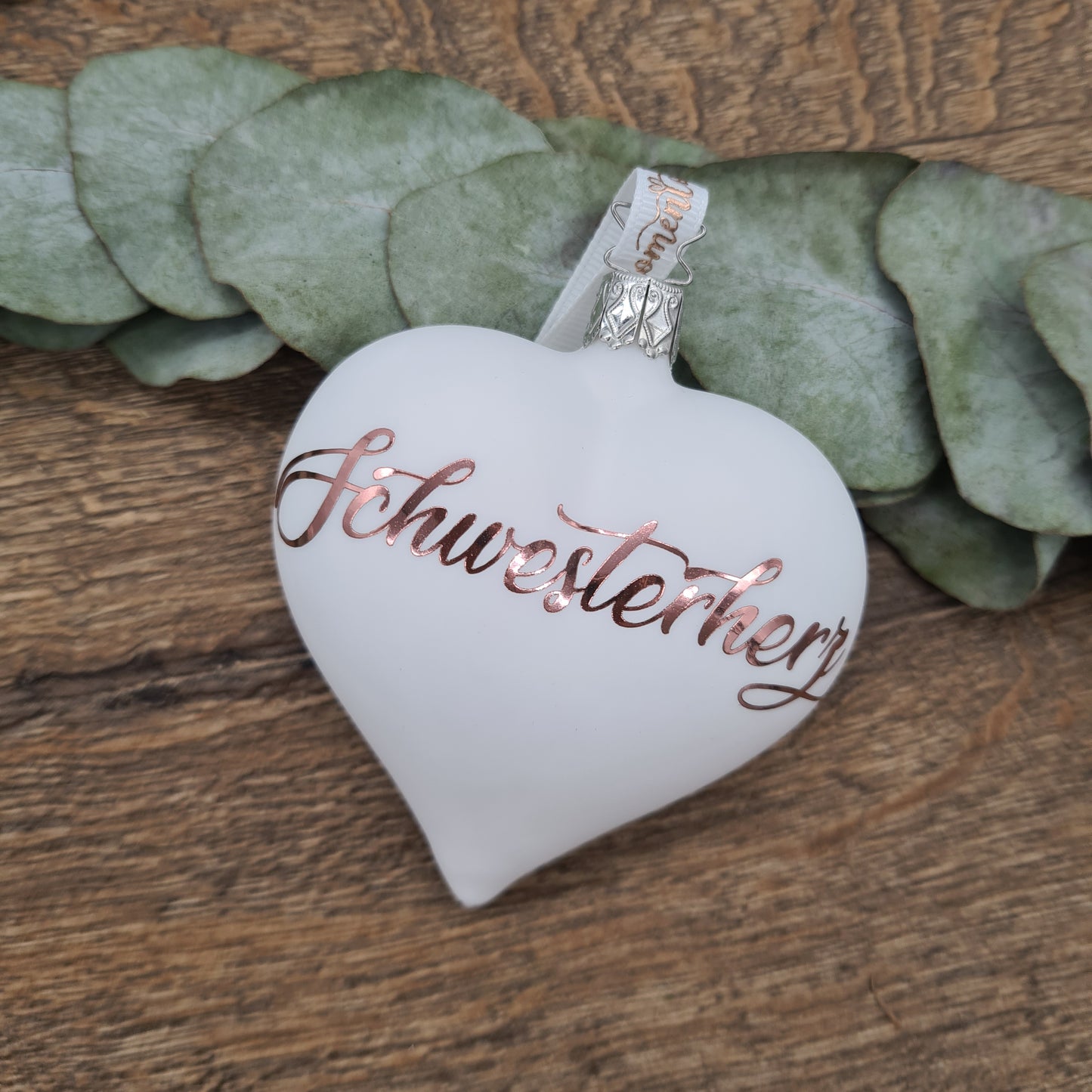 "Schwesterherz" auf einem herzförmigen Glasornament, weiß-matt mit Roségold Text.