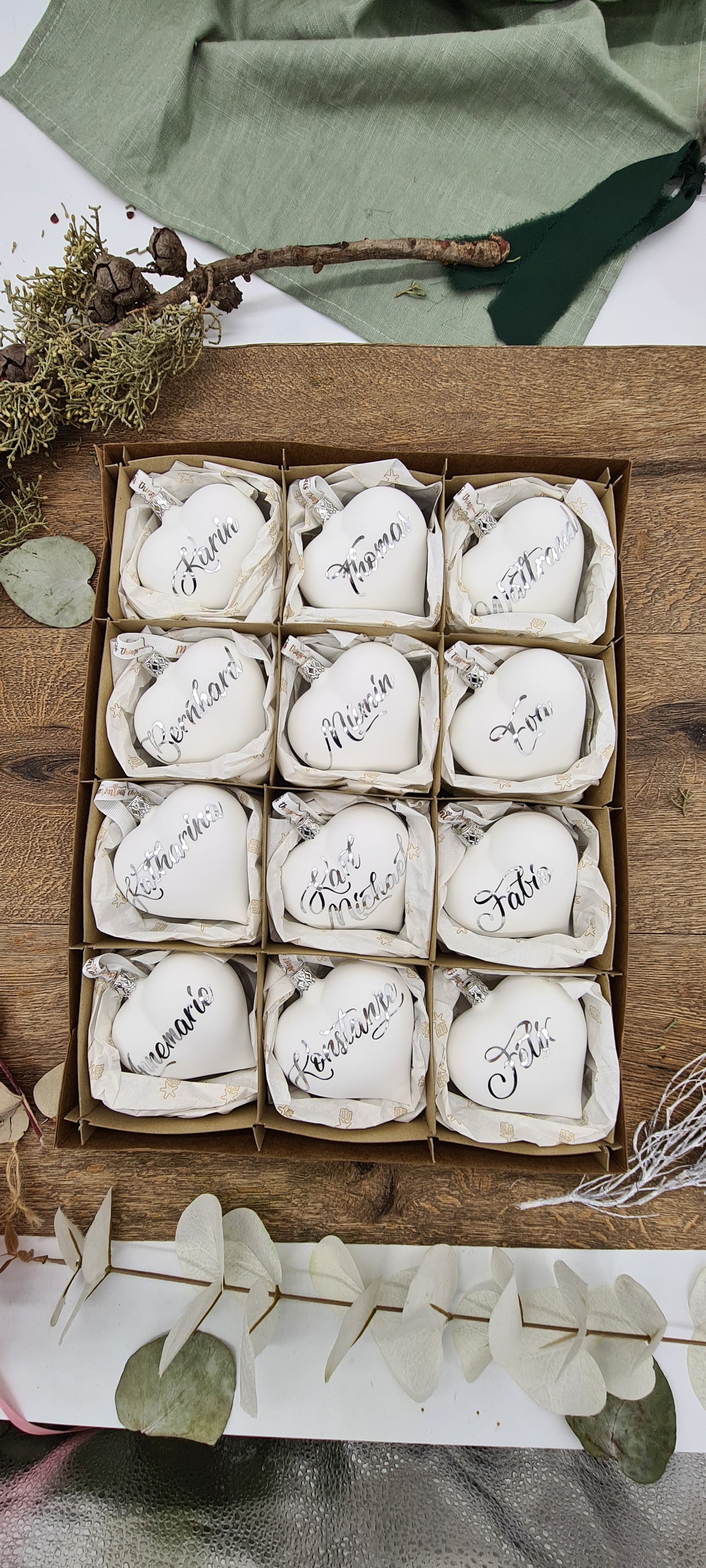 Herzförmiges Glasornament in weiß matt mit silberner Personalisierung, 10cm.