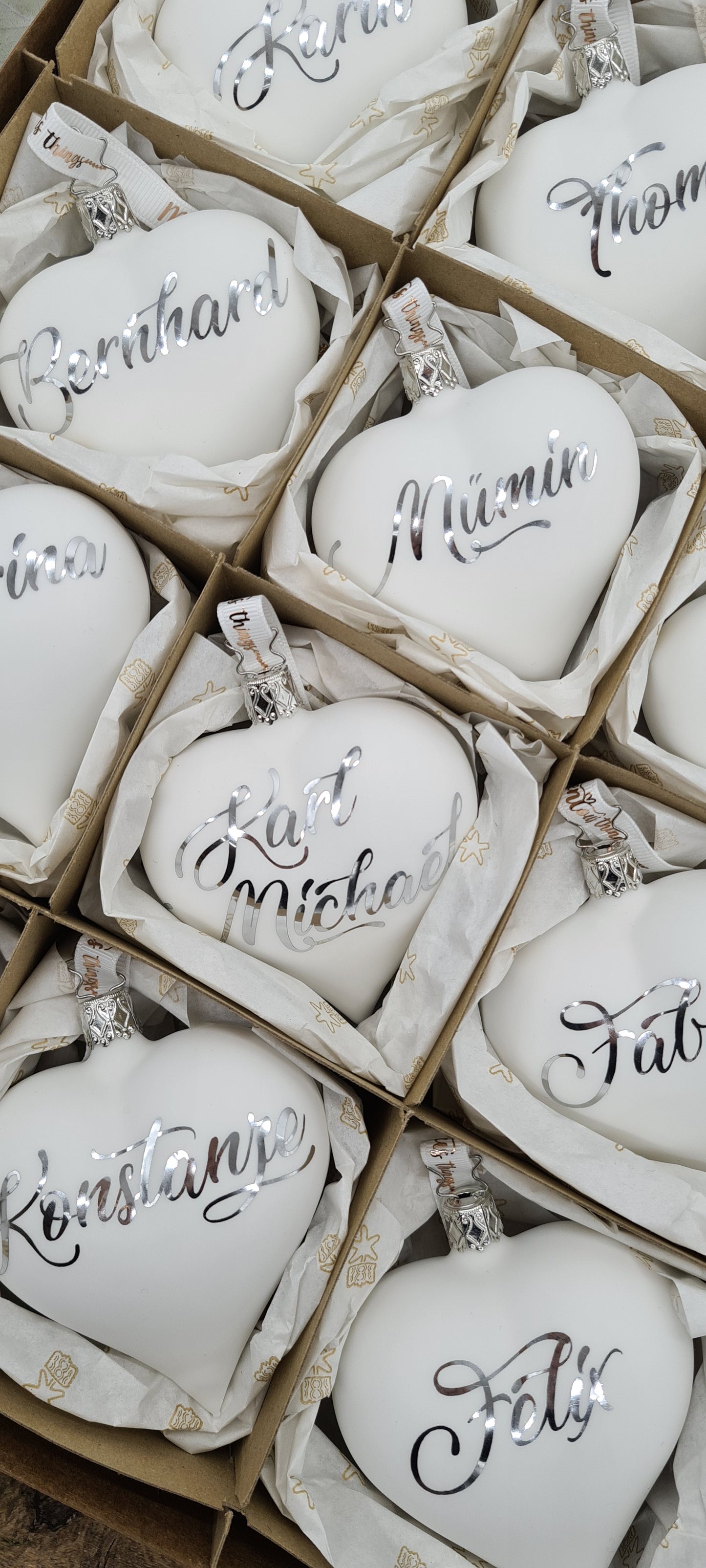 Herzförmiges Glasornament in weiß matt mit silberner Personalisierung, 10cm.