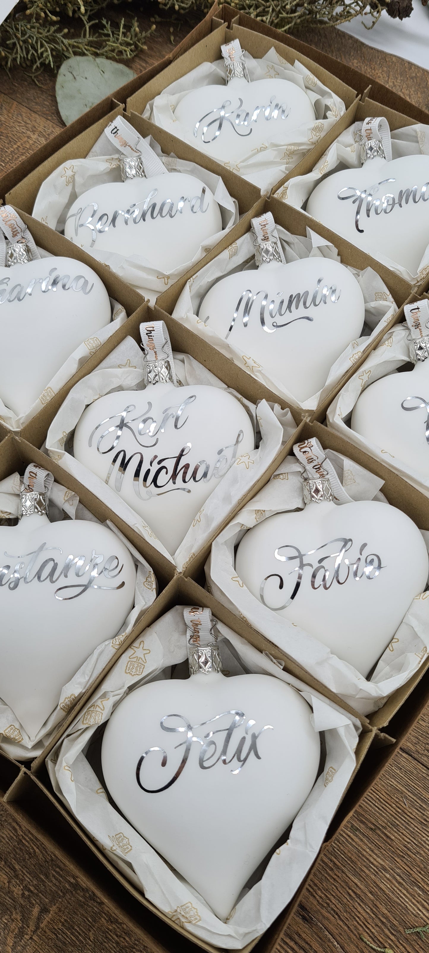 Herzförmiges Glasornament in weiß matt mit silberner Personalisierung, 10cm.