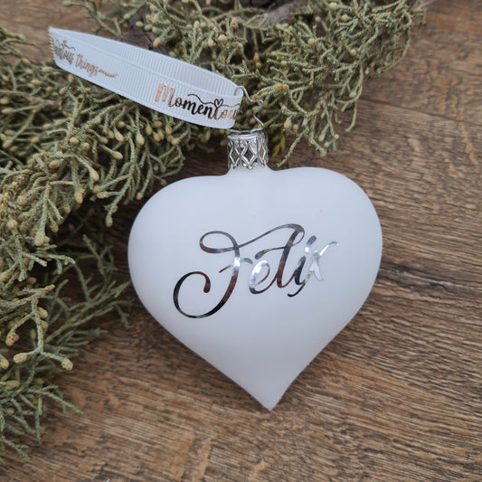 Herzförmiges Glasornament in weiß matt mit silberner Personalisierung, 10cm.