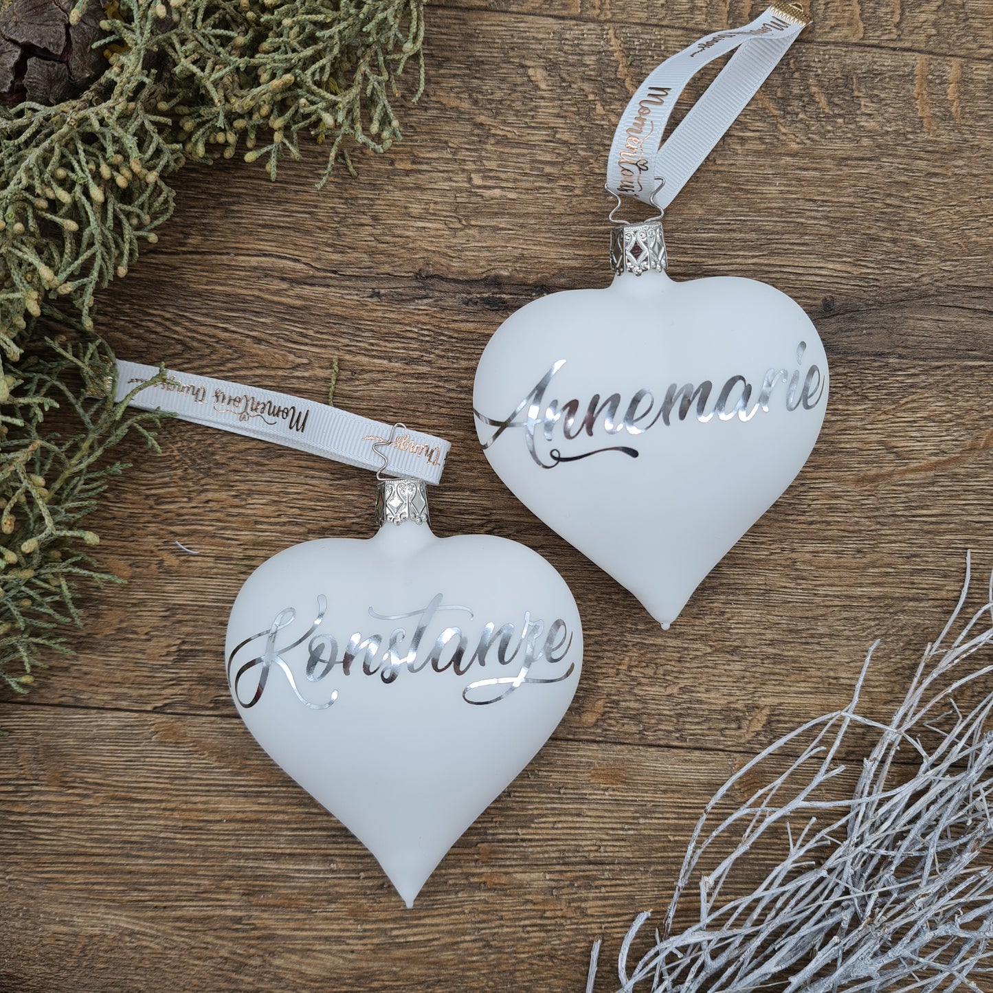 Herzförmiges Glasornament in weiß matt mit silberner Personalisierung, 10cm.