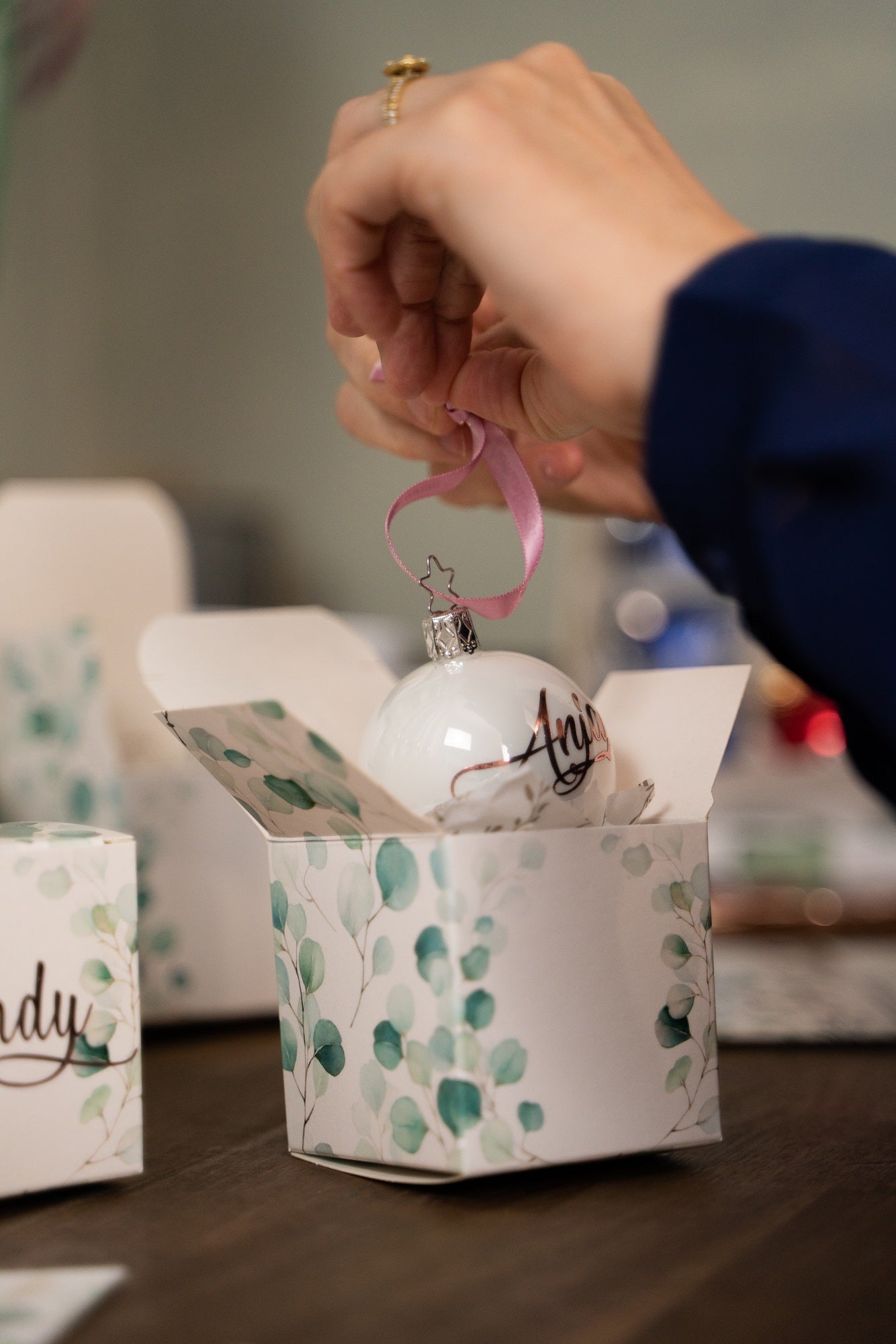 Pastellfarbener Regenbogen-Wunschname auf einer Champagner-Kugel, 6 und 8cm