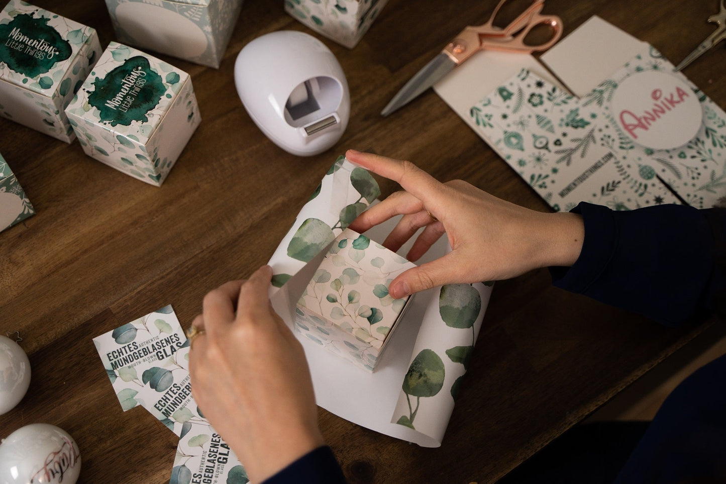 Herzförmiges Glasornament in weiß matt mit silberner Personalisierung, 10cm.