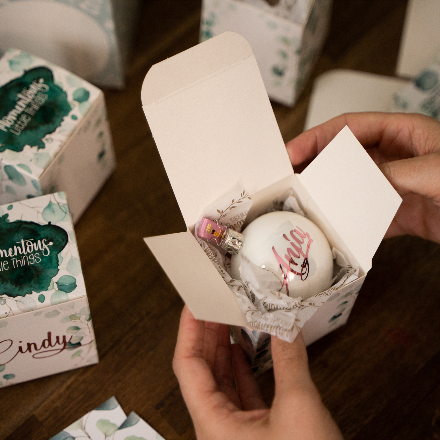 Herzförmiges Glasornament in weiß matt mit silberner Personalisierung, 10cm.