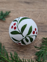 Carica l&#39;immagine nel visualizzatore di Gallery, Mouth-Blown white bauble with hand-painted wildflowers with glitter paint
