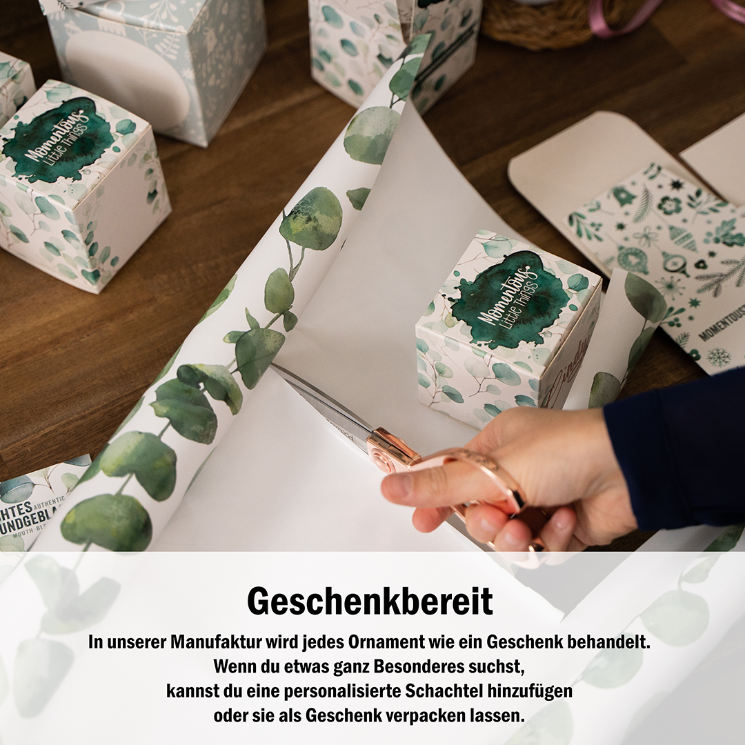 Herzförmiges Glasornament in weiß matt mit silberner Personalisierung, 10cm.