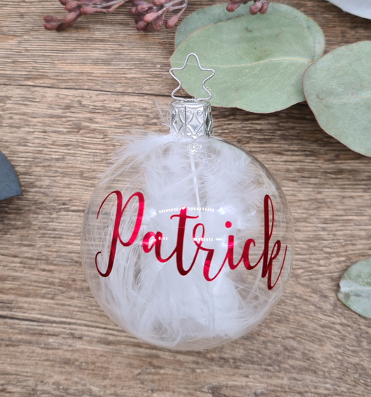 Klares mundgeblasenes Glas, gefüllt mit weißen Federn und personalisiert mit metallischem Rot